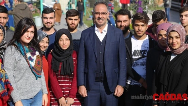 Belediye Başkanı Kuş'tan öğrencilere kitap desteği