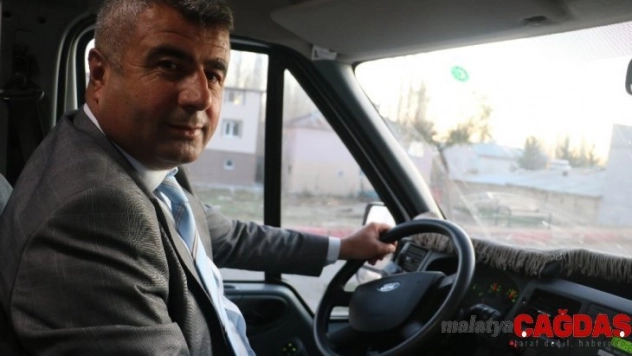Belediye başkanı öğrenci servisinde gönüllü şoförlük yapıyor