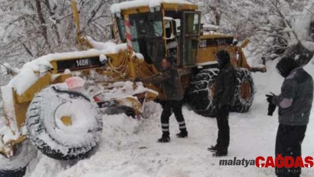 Belediye karla mücadele ekibi kaza geçirdi