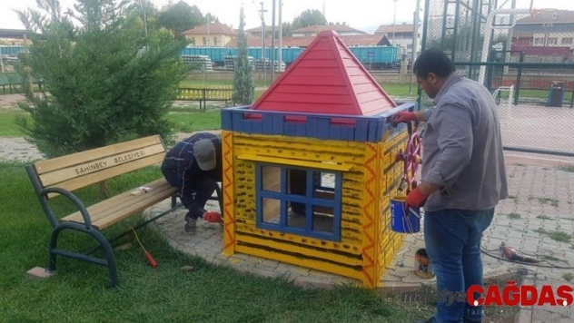 Belediye park ve refüjleri düzenliyor