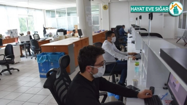 Belediye personeli maske kuralına uyarak hizmet veriyor