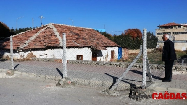 Belediyenin yaptığı kaldırımı tel örgüyle kapattılar