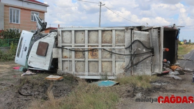 Belediyeye ait çöp kamyonu devrildi: 3 yaralı