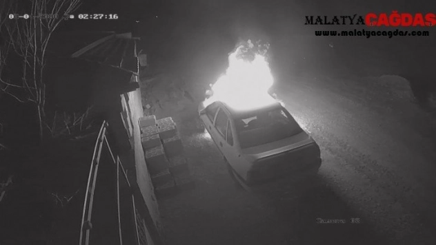 Benzin döküp otomobili yaktı