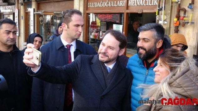 Berat Albayrak Çanakkalelilerle özçekim yaptı, gazetecilerle simidini bölüştü