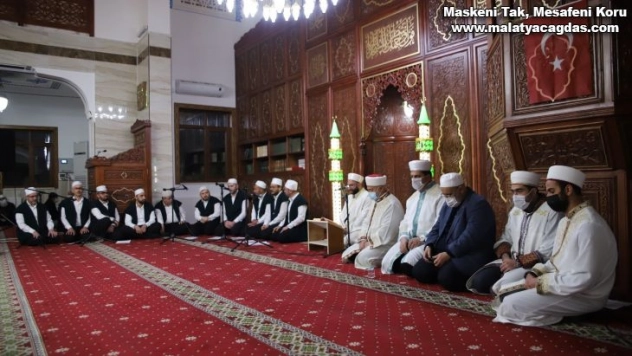 Berat Kandili'nde eller semaya açıldı