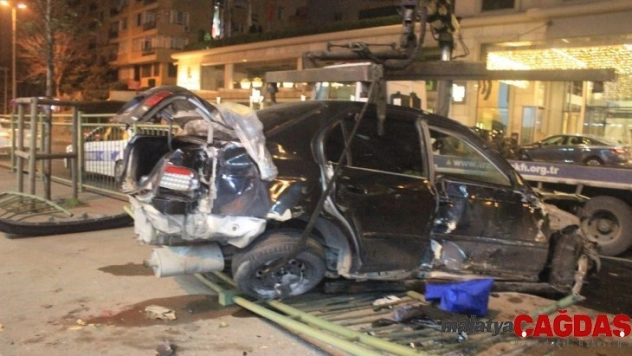 Beşiktaş Barbaros Bulvarı'nda otomobil bariyerleri parçaladı: 1 yaralı