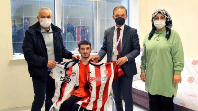 Beşiktaş hayranı hastaya Rıza Çalımbay'dan forma sürprizi