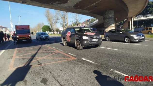Beşiktaş'ta vinç üst geçide çarptı, sürücü kaçtı