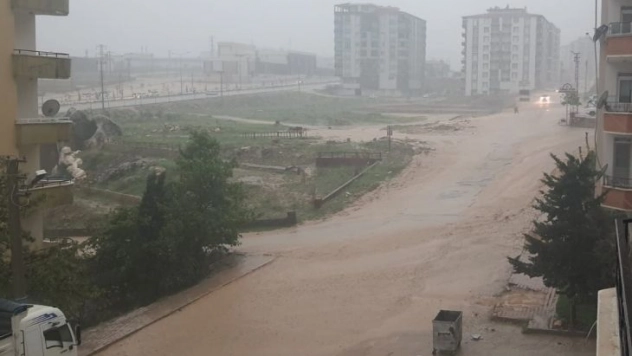 Besni'de beklenen şiddetli yağmur dolu ile birlikte geldi