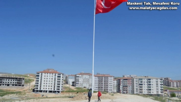 Besni'de dev Türk Bayrağı göndere çekildi