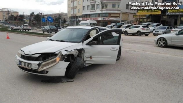 Besni'de iki otomobil çarpıştı