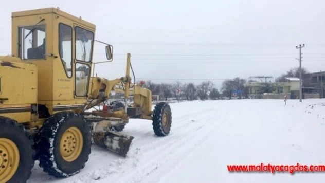 Besni'de kapanan köy yolları açıldı