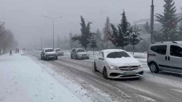 Besni'de kar yağışı hayatı olumsuz etkiledi