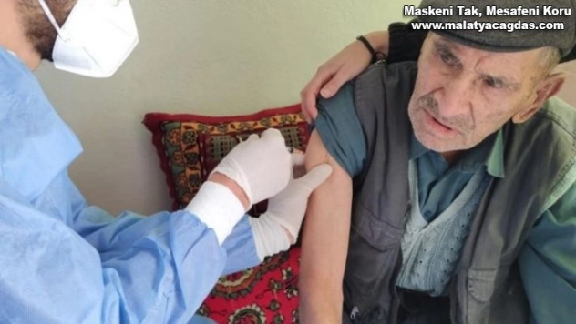 Besni'de mobil ekipler yaşlıları aşılamaya devam ediyor