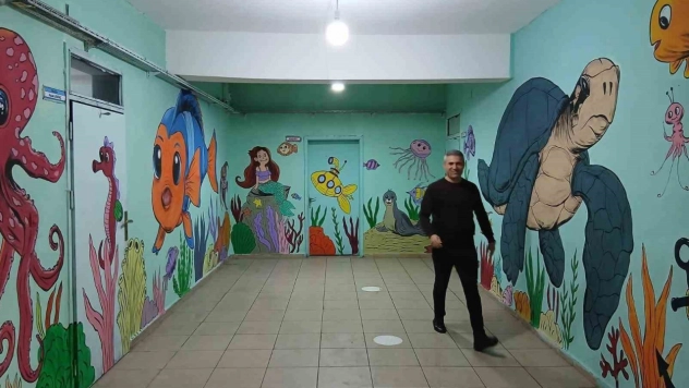 Besni'de öğretmenler okulu sanat galerisine dönüştürdü