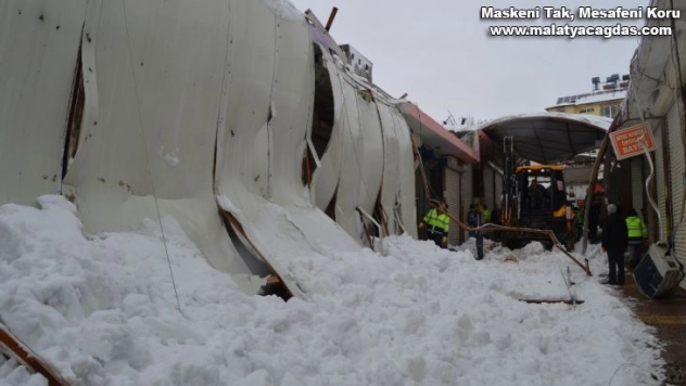 Besni'de yoğun kar yağışı çatıları çökertti