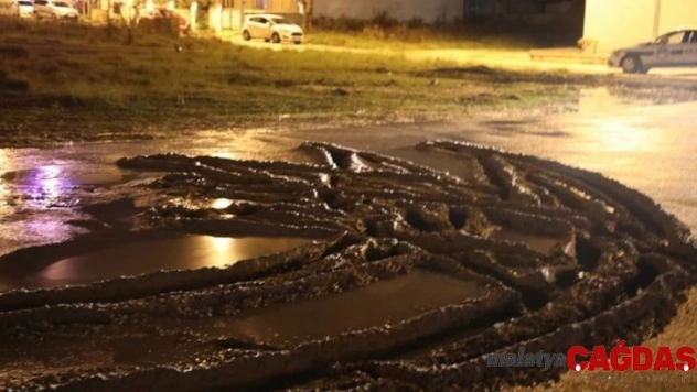 Beton dökülen yoldan araçla geçmeye çalıştılar