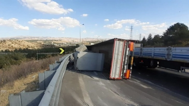 Beton kirişleri taşıyan tır devrildi, sürücü yaralandı
