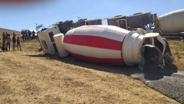 Beton mikseri yan yattı: 1 yaralı