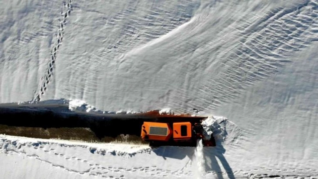 Beyaz örtüyle kaplı Nemrut Dağı'nın yolu açılıyor