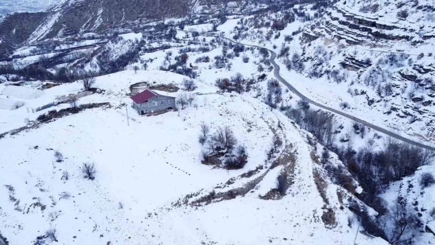 Beyaza bürünen 2 bin rakımdaki mahalleler havadan görüntülendi