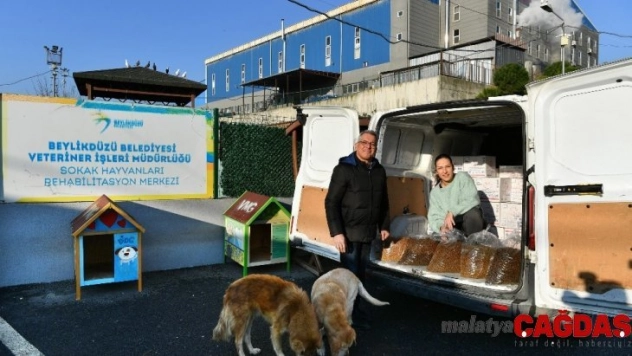 Beylikdüzü Hayvan Bakımevi'ne 500 kilo mama bağışı