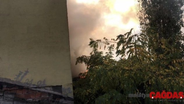 Beyoğlu'nda ev alev alev yandı