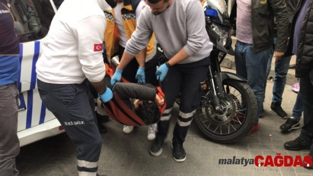 Beyoğlu'nda kimliği belirsiz kişi veya kişiler internet kafe taradı. Olay yerine sağlık ve polis ekipleri sevk edildi. Yaralıların olduğu öğrenildi.