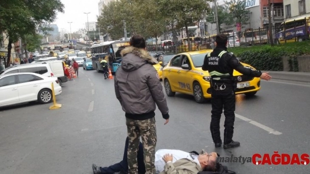 Beyoğlu'nda motosikletin çarptığı yaşlı adam yaralandı