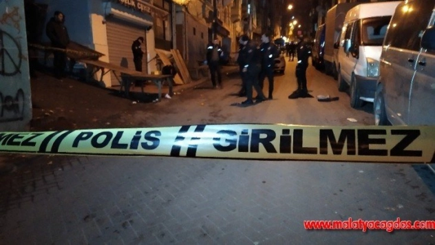 Beyoğlu'nda silahlı kavgada 1'i ağır 2 kişi yaralandı