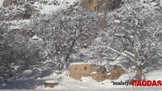 Beytüşşebap'ta kar yağışı sonrası kartpostallık görüntüler oluştu