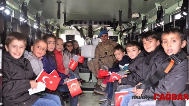 Beytüşşebap'ta öğrenciler zırhlı araçla şehir turu attı