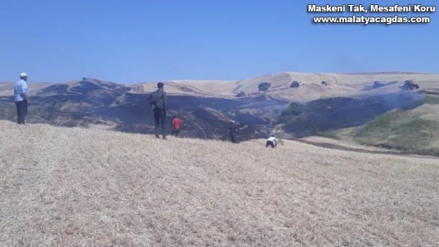 Biçerdöverden sıçrayan kıvılcım 200 dönümlük ekili alanı küle çevirdi