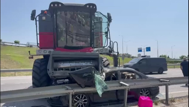 Biçerdöverle çarpışan otomobildeki 2 kişi yaralandı