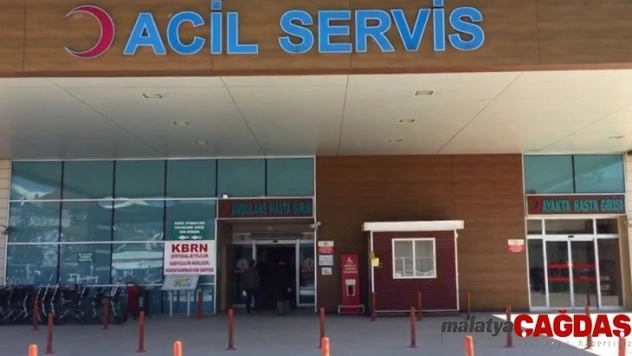 Bıçkıdan fırlayan odun omzuna saplandı