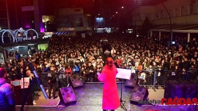 Biga'da alışveriş ve eğlence tüm hızıyla sürüyor