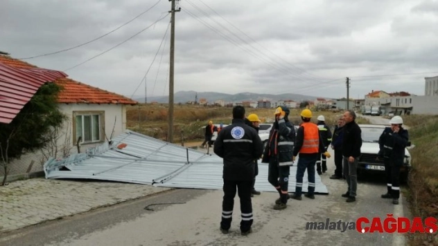 Biga'da fırtınanın etkisiyle adliyenin çatısı uçtu