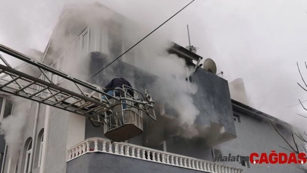 Bilecik'te ev yangını, 1'i çocuk 3 kişi dumandan zehirlendi