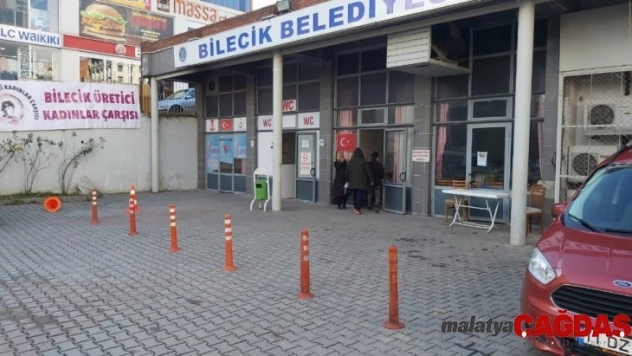 Bilecik Üretici Kadınlar Çarşısı önündeki dubalı engel sürücülere zorluk yaşatıyor
