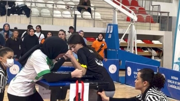 Elazığ'a bilek güreşinde 3 madalya