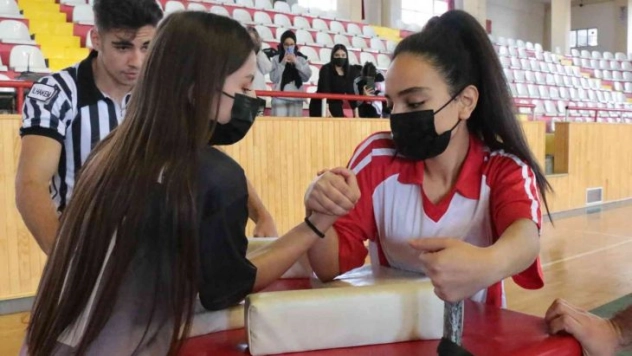 Bilekler kıyasıya güreşti