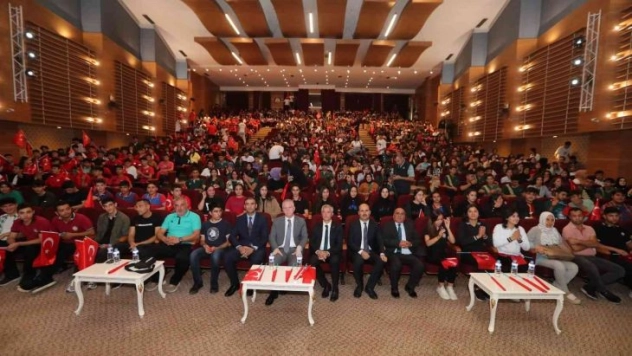 Bilgilendirme toplantısında öğrencilerle bir araya geldiler