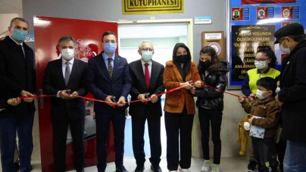 Bilgili Kozan'da kütüphane ve robotik kodlama sınıfı açtı