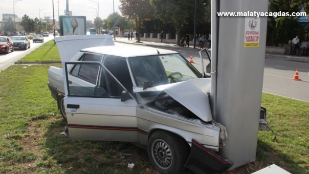 Billboard direğine çarparak durdu 2 yaralı