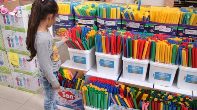 Bin 555 öğrenciye 78 bin liralık kırtasiye yardımı