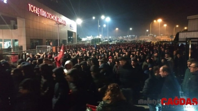 Bin işçi TOFAŞ'ın önünde meşale ve sloganlarla yürüdü