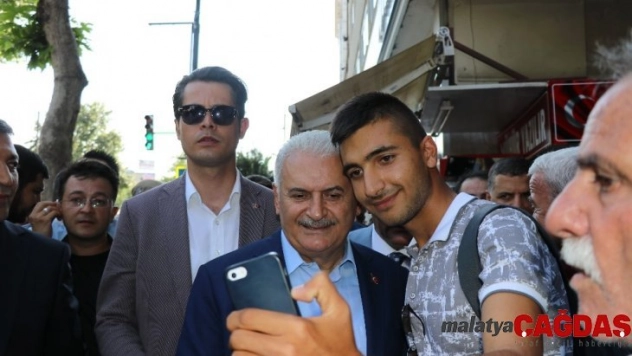 Binali Yıldırım meyan şerbeti içti, vatandaşa kayısı dağıttı