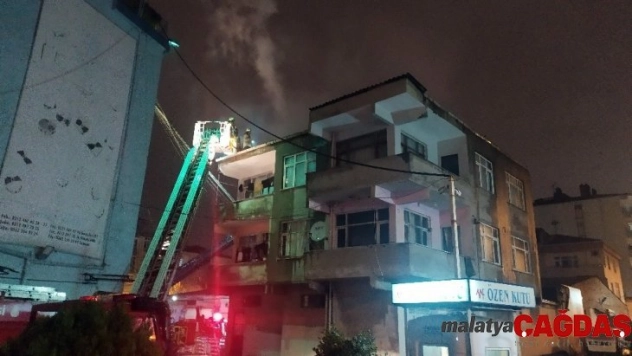 Binanın çatısı yandı, o elbiselerini kurtarma derdine düştü