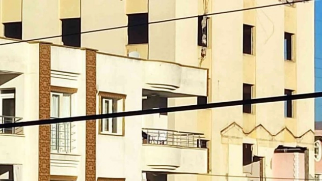 Binanın çatısında iş makinesi